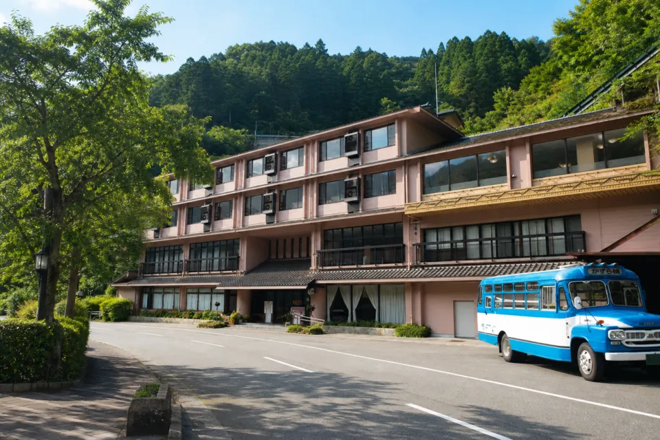 新祖谷温泉 ホテルかずら橋の正面外観