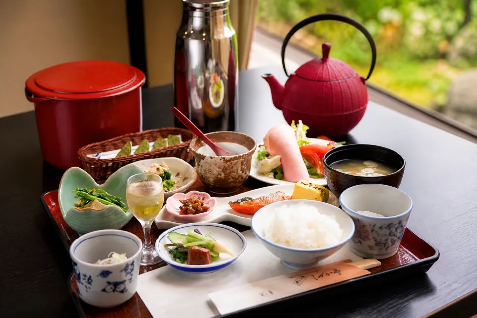奥州平泉温泉 そば庵 しづか亭の朝採れ野菜を取り入れた朝食膳