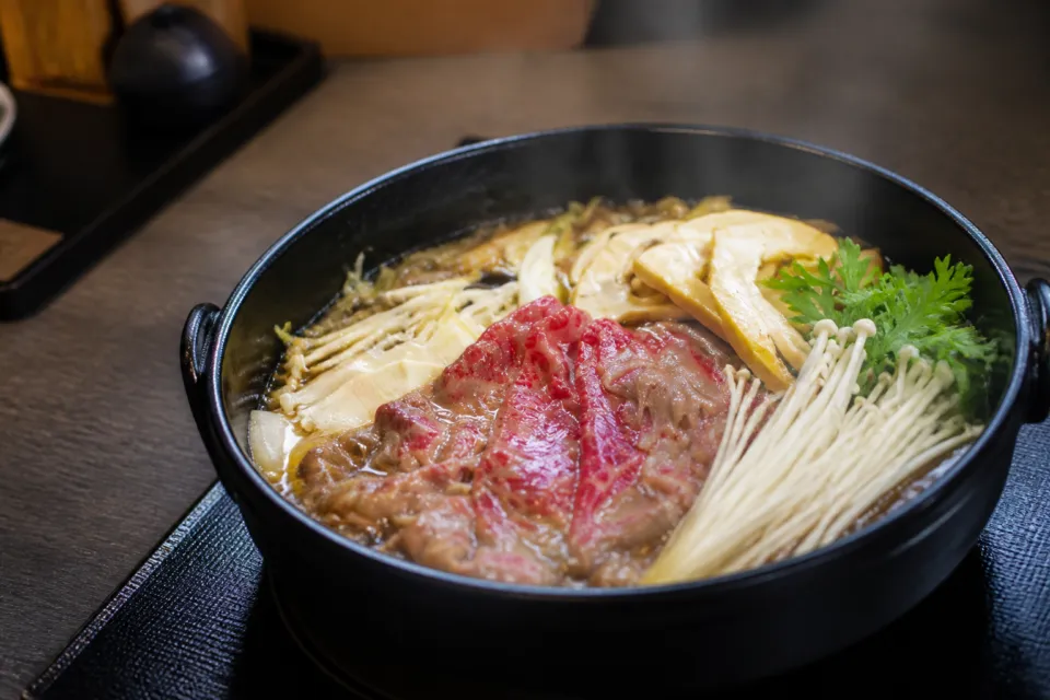 奥州平泉温泉 そば庵 しづか亭の牛肉ときのこを煮るすき焼き鍋