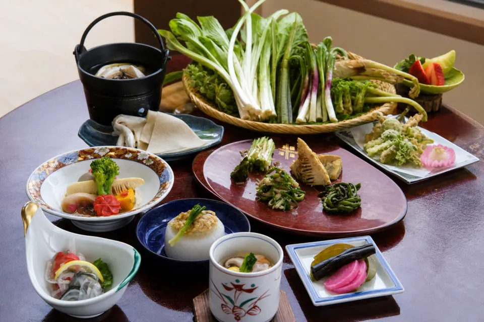 奥州平泉温泉 そば庵 しづか亭の山菜や旬野菜を盛り込んだ季節の料理