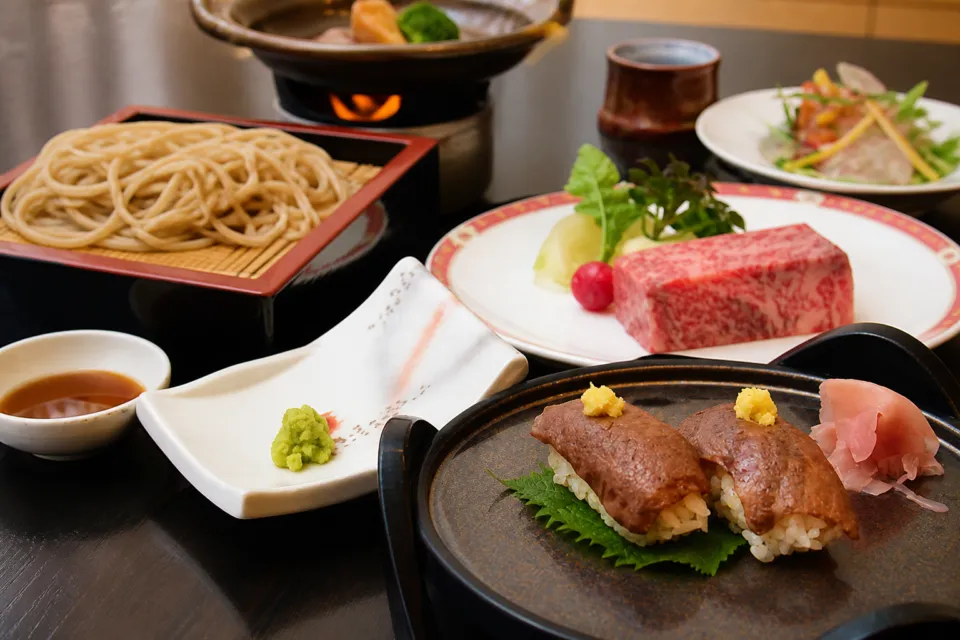 奥州平泉温泉 そば庵 しづか亭の牛肉をのせた握り寿司
