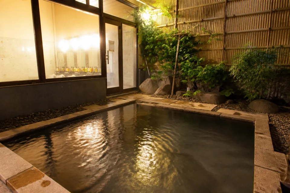 奥州平泉温泉 そば庵 しづか亭の竹垣と植栽に囲まれた露天風呂