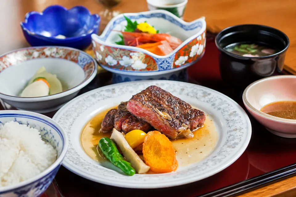 奥州平泉温泉 そば庵 しづか亭の岩手県南の牛肉を焼き上げた夕食の一皿