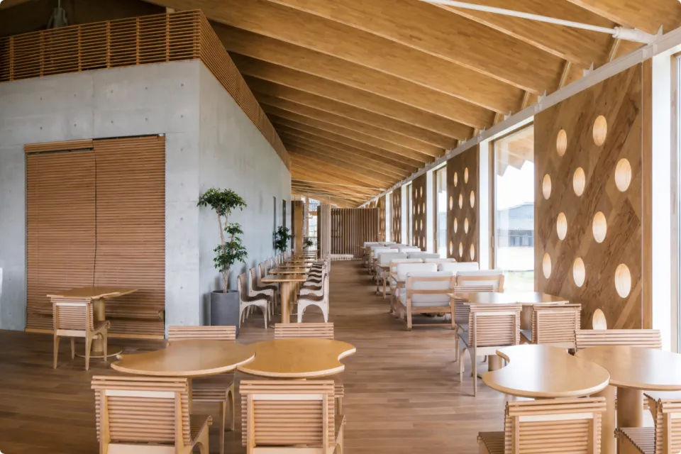 SHONAI HOTEL SUIDEN TERRASSEの木製家具が並ぶラウンジ