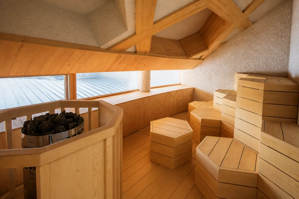 SHONAI HOTEL SUIDEN TERRASSEの木の座面が段状に配されたサウナ