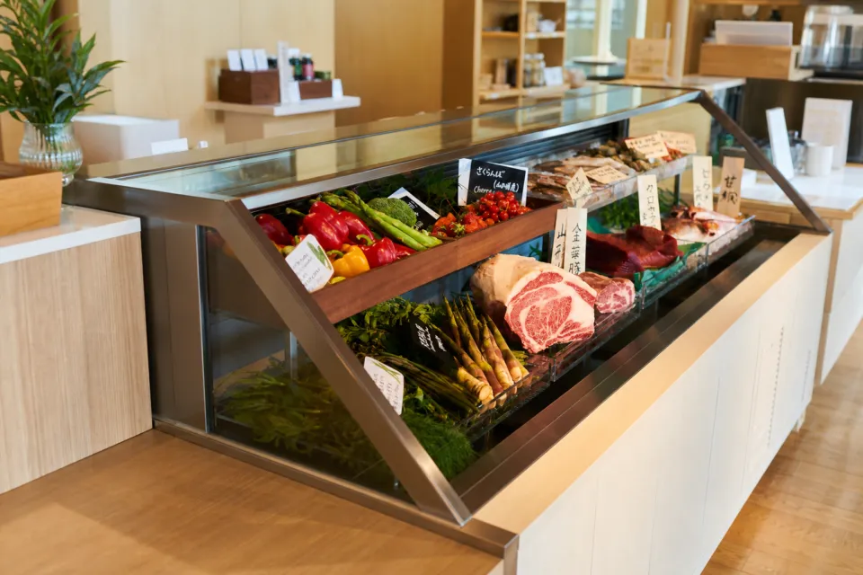 SHONAI HOTEL SUIDEN TERRASSEの庄内産の肉と野菜の食材展示