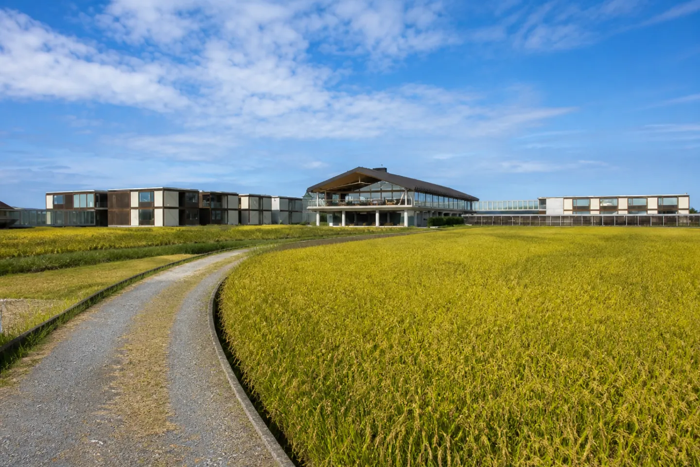 SHONAI HOTEL SUIDEN TERRASSEの田園に囲まれた外観