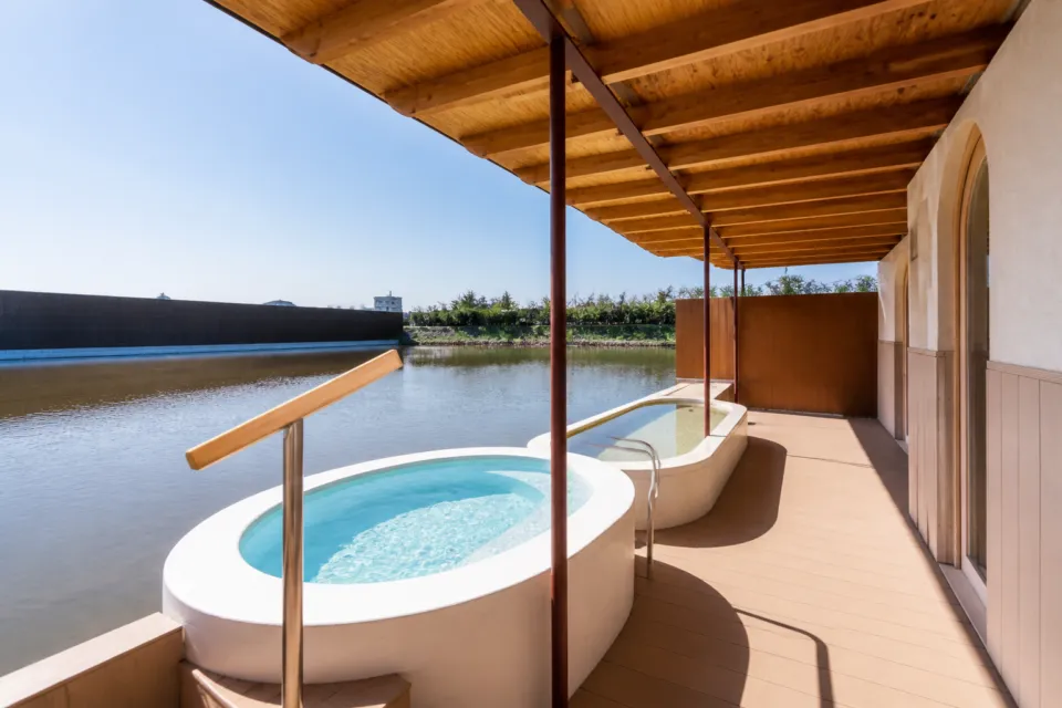SHONAI HOTEL SUIDEN TERRASSEの水辺に面したスパテラス