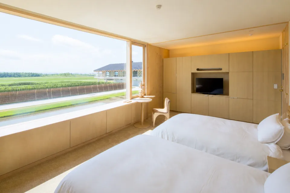 SHONAI HOTEL SUIDEN TERRASSEの水田と水盤を望むツイン客室