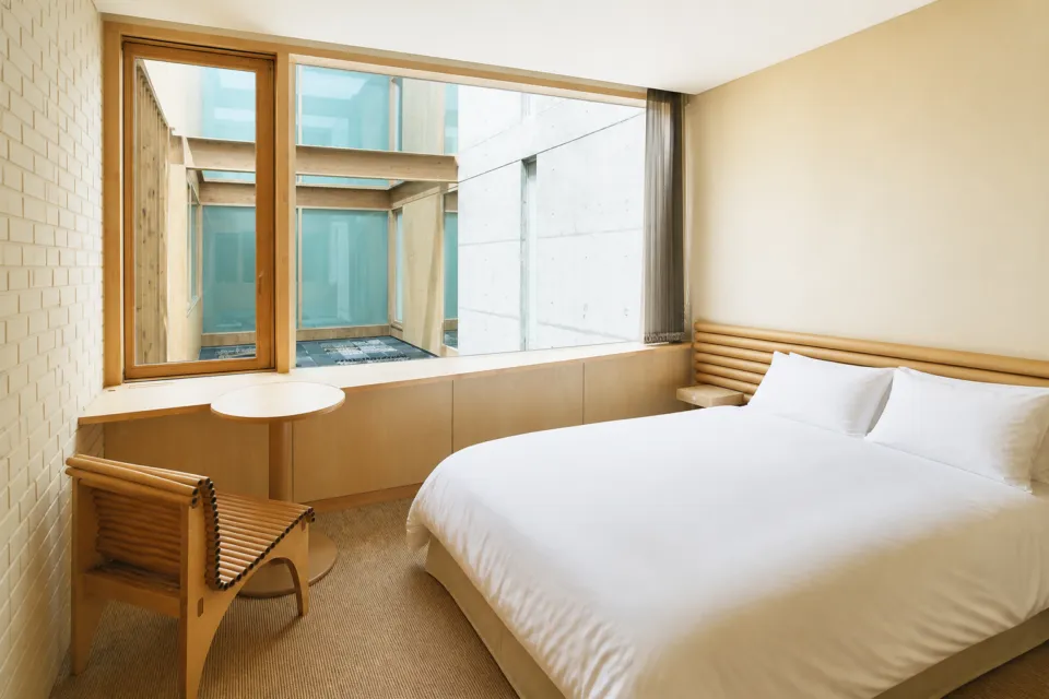 SHONAI HOTEL SUIDEN TERRASSEのダブルルームと中庭に面した窓