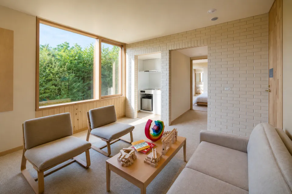 SHONAI HOTEL SUIDEN TERRASSEのソライルームと木製玩具