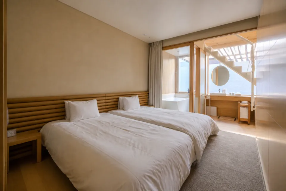 SHONAI HOTEL SUIDEN TERRASSEのメゾネットルームと浴室