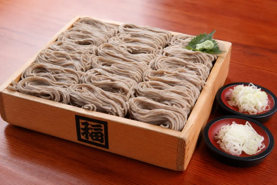 そば処 角弥の木のへぎに盛られた名物へぎそば