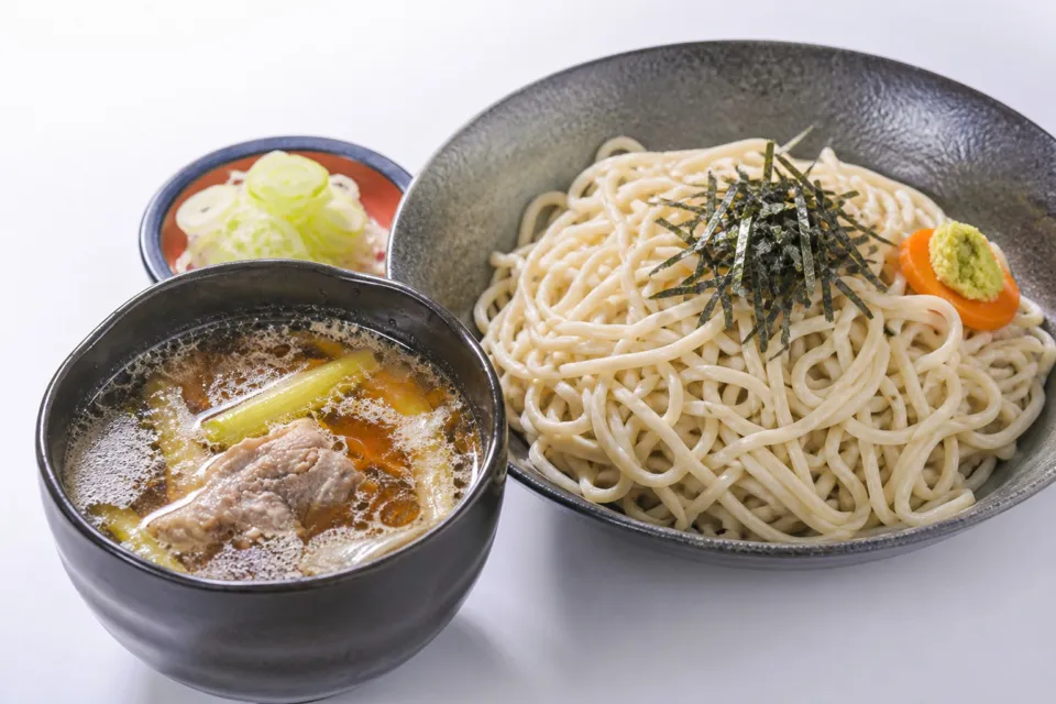 そば処 角弥のへぎそばと温かいかも汁の組み合わせ