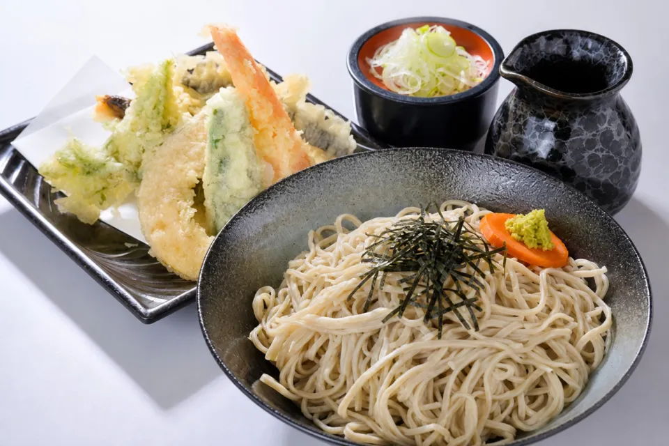 そば処 角弥のへぎそばと野菜天ぷらの組み合わせ