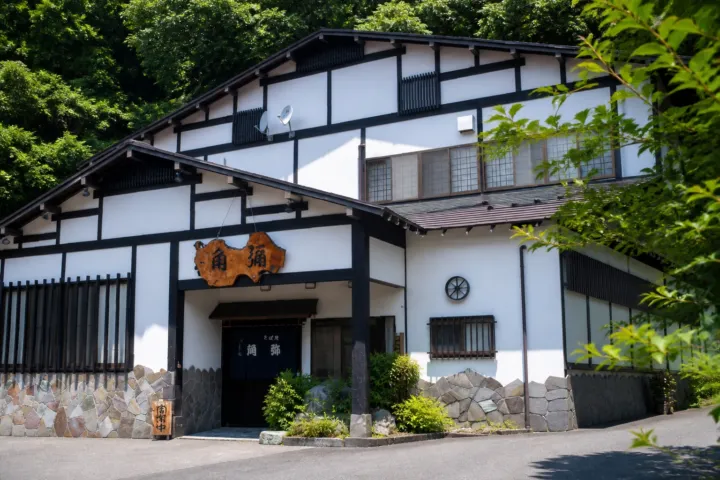 そば処 角弥の白壁と黒い梁が印象的な店舗外観