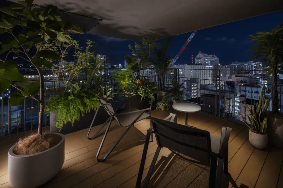 Southwest Grand Hotelの緑に囲まれたバルコニー夜景