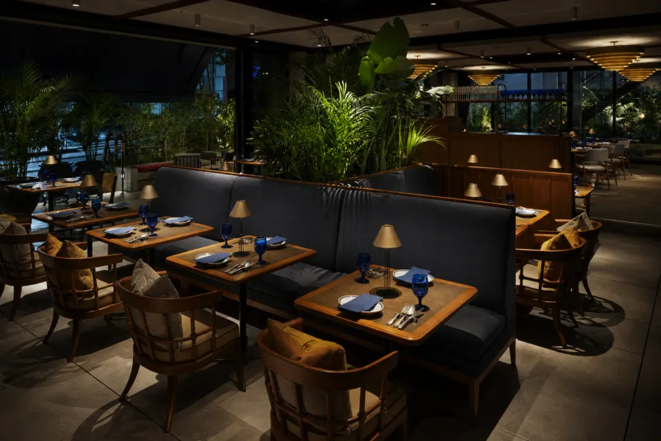 Southwest Grand Hotelの緑に囲まれたレストランダイニング