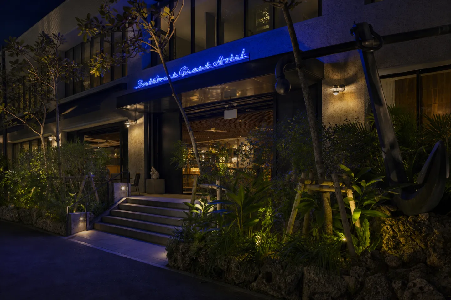 Southwest Grand Hotelの夜の正面入口