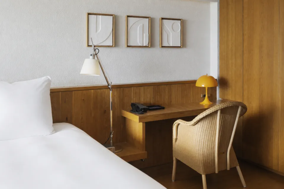 Southwest Grand Hotelの客室デスクとベッドサイド