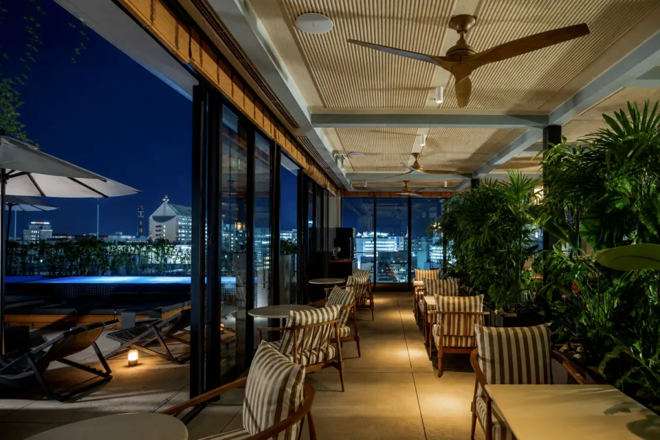 Southwest Grand Hotelの自然光が差し込むクラブラウンジ