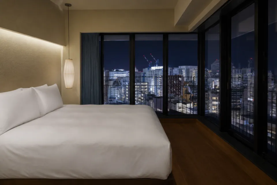 Southwest Grand Hotelの大きなコーナー窓を備えた客室