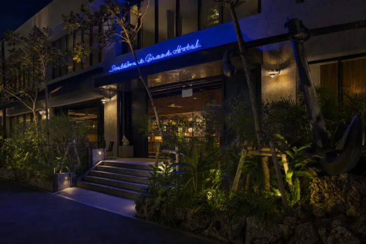 Southwest Grand Hotelの夜の正面入口
