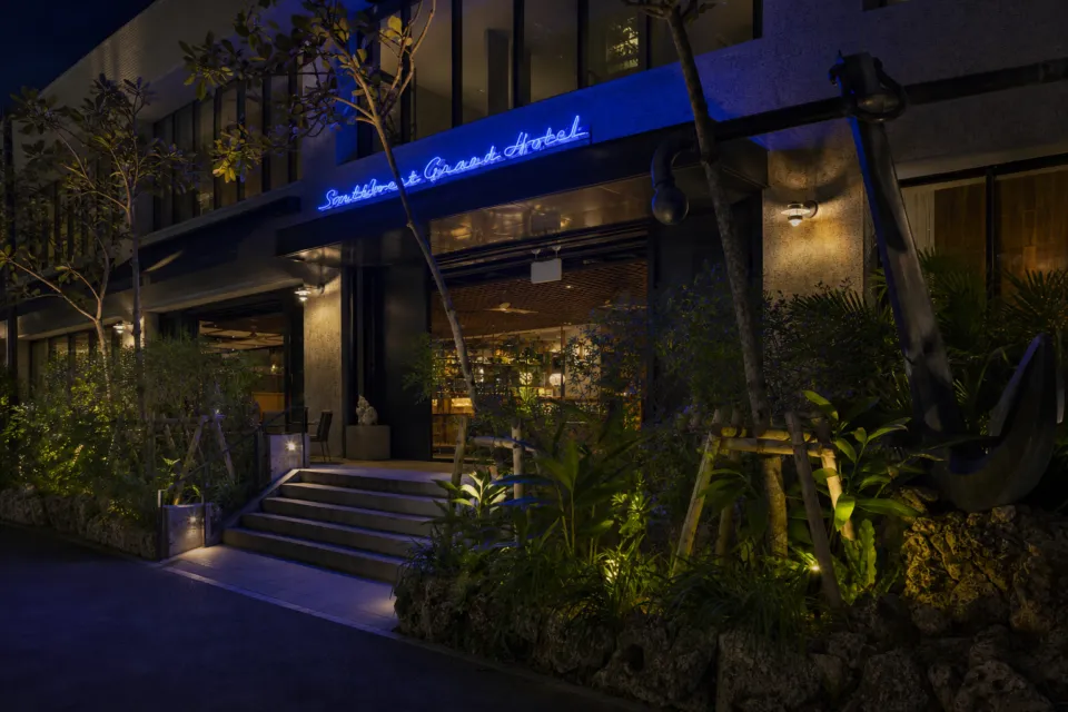 Southwest Grand Hotelの夜の正面入口