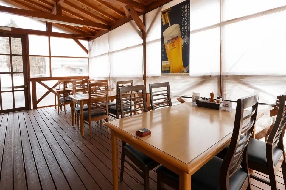 ステーキハウス寿楽本店の屋根付きテラス席