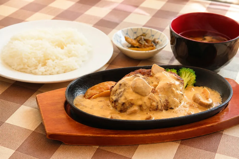 ステーキハウス寿楽本店のクリームソースを添えた鉄板料理