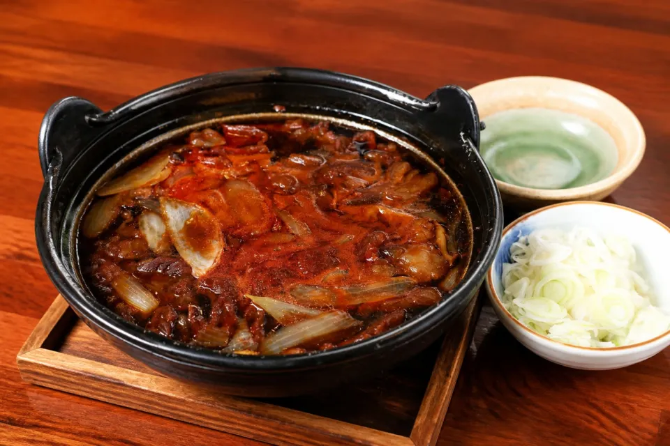 ステーキハウス寿楽本店の牛肉を煮込んだ鉄板料理
