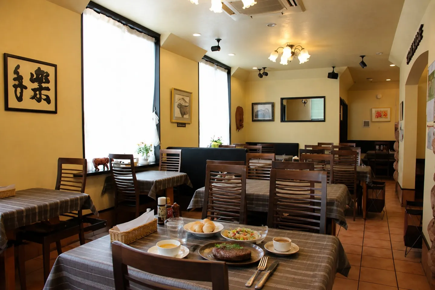 ステーキハウス寿楽本店のテーブル席が並ぶ店内