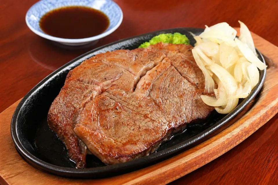 ステーキハウス寿楽本店の厚切りステーキ