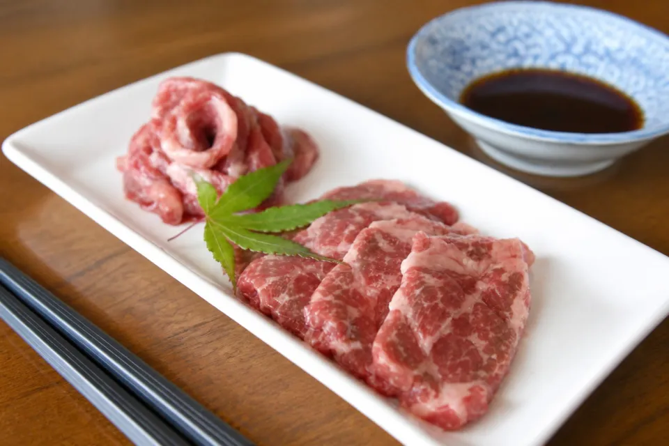 ステーキハウス寿楽本店の生肉を盛り合わせた皿