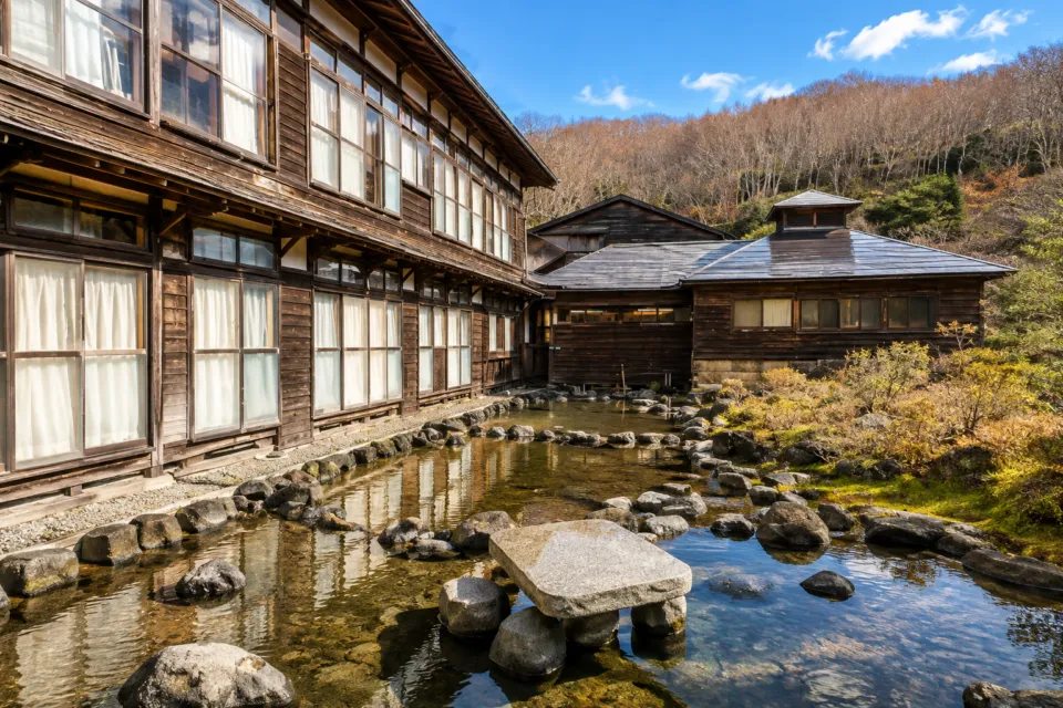 酸ヶ湯温泉旅館の木造建物と中庭