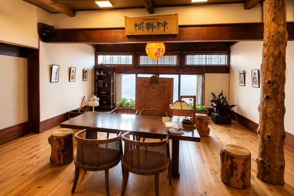 酸ヶ湯温泉旅館の作品を飾る館内空間