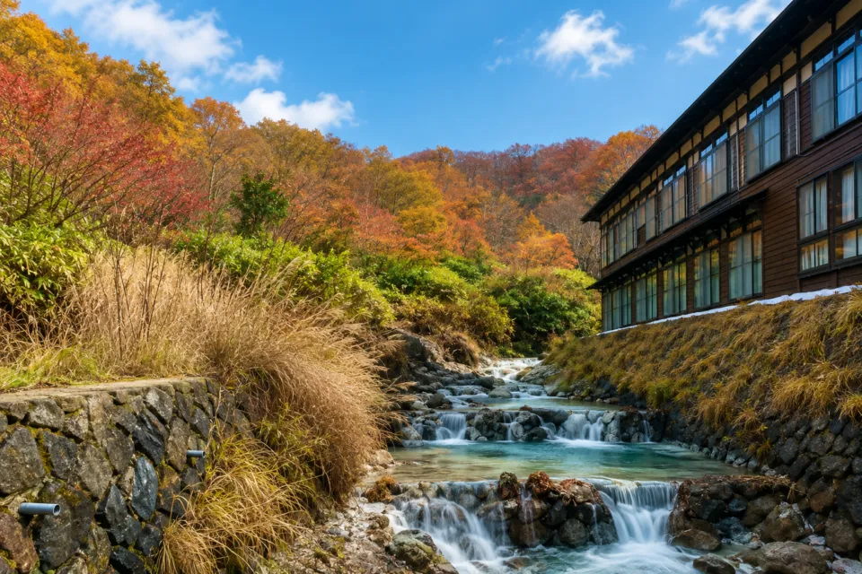 酸ヶ湯温泉旅館の建物と水辺の風景