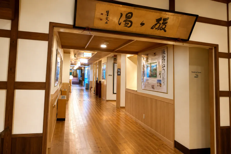 酸ヶ湯温泉旅館の木造の館内廊下