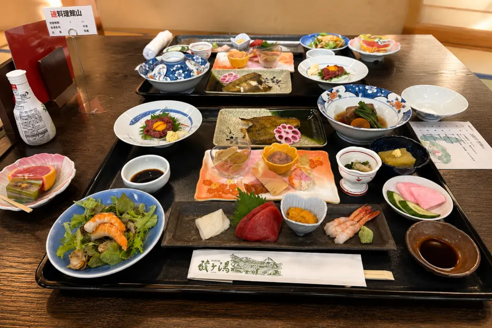 酸ヶ湯温泉旅館の和食の夕食膳