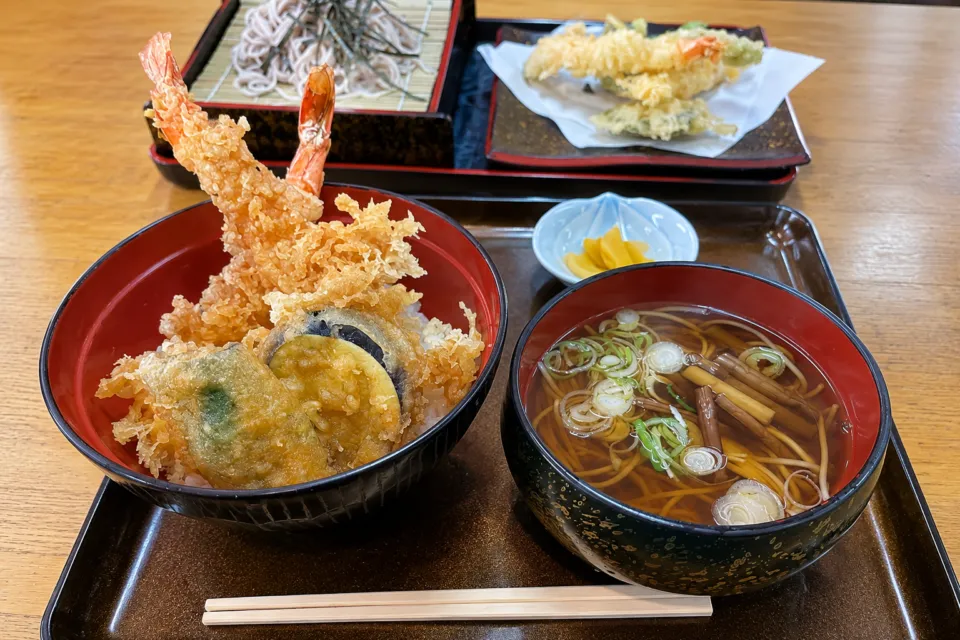 酸ヶ湯温泉旅館の天丼とそばの食事