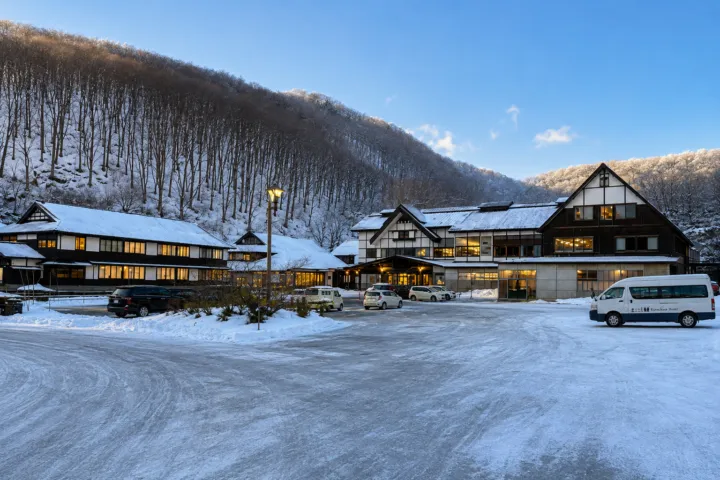 酸ヶ湯温泉旅館の雪に囲まれた外観