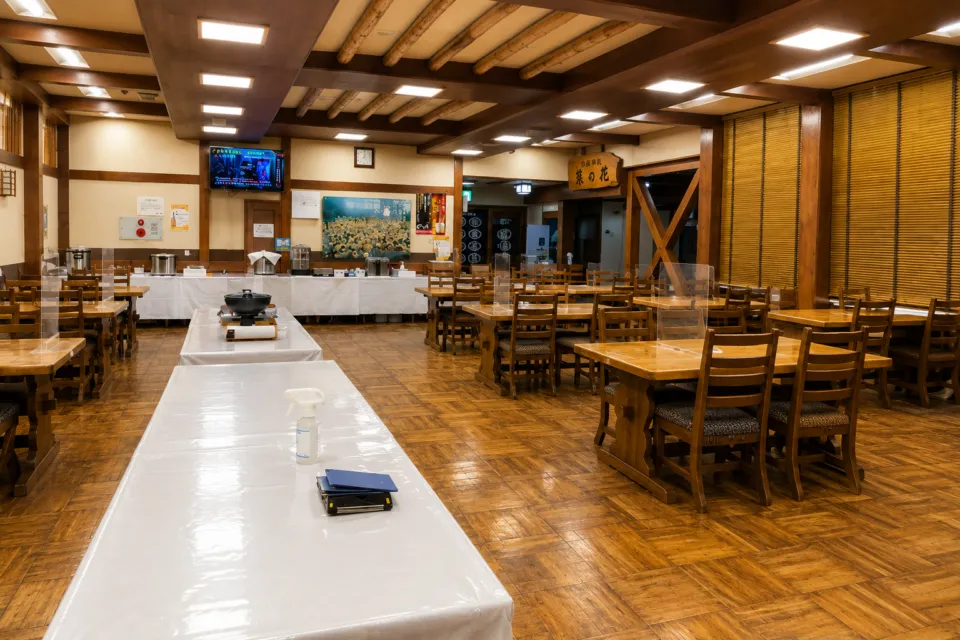 酸ヶ湯温泉旅館のテーブル席が並ぶ食事会場