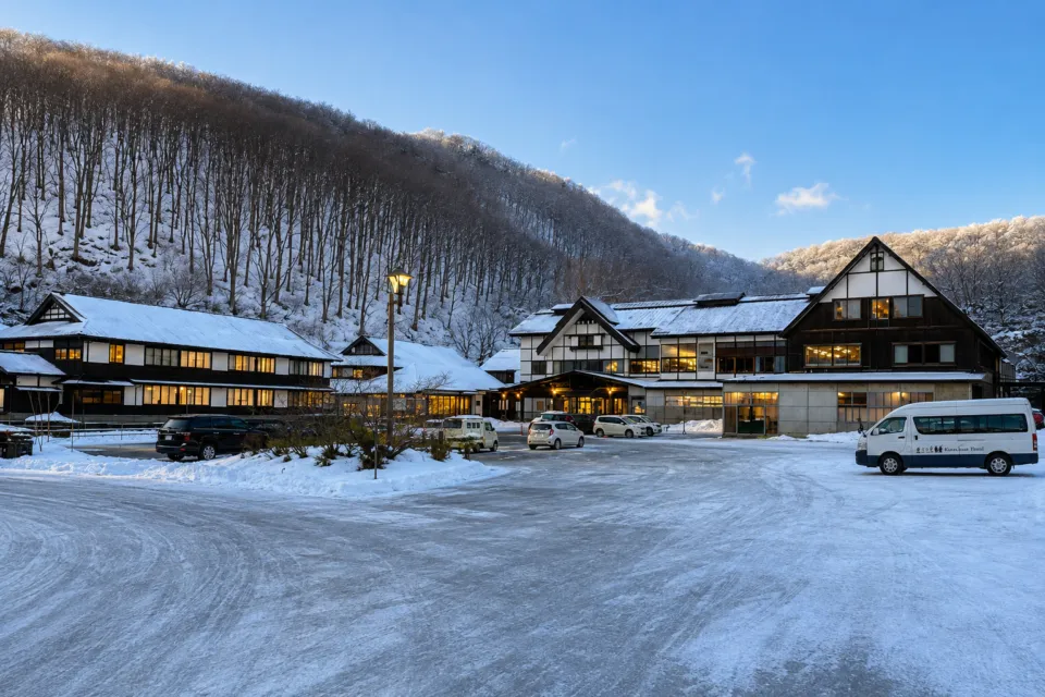 酸ヶ湯温泉旅館の雪に囲まれた外観