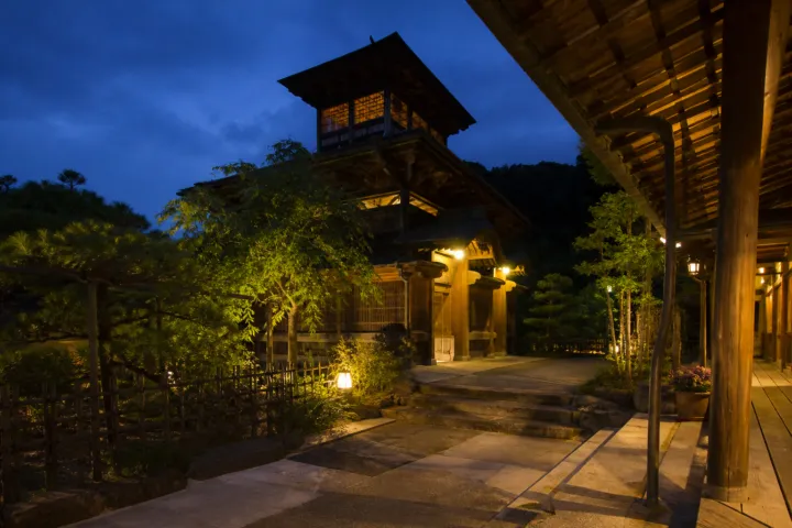 りんごで育った信州牛すき亭の夜の店舗外観