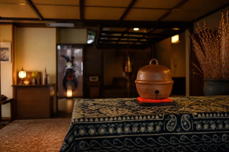 鈴の宿 登府屋旅館のロビーに飾られた大鈴