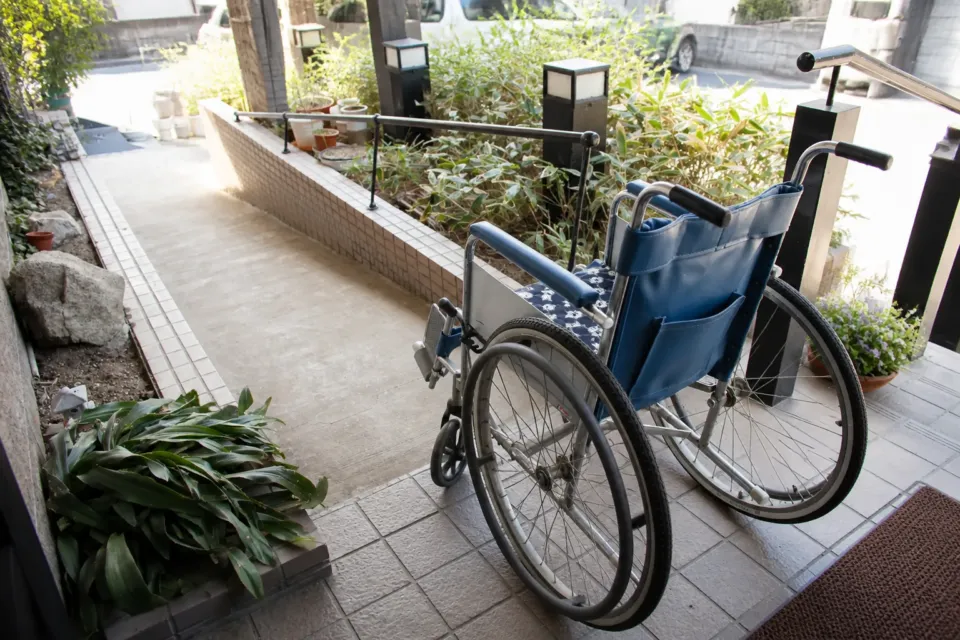鈴の宿 登府屋旅館の玄関スロープ