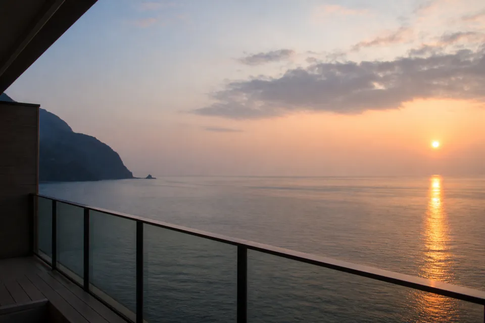 食べるお宿 浜の湯から望む海の朝景色