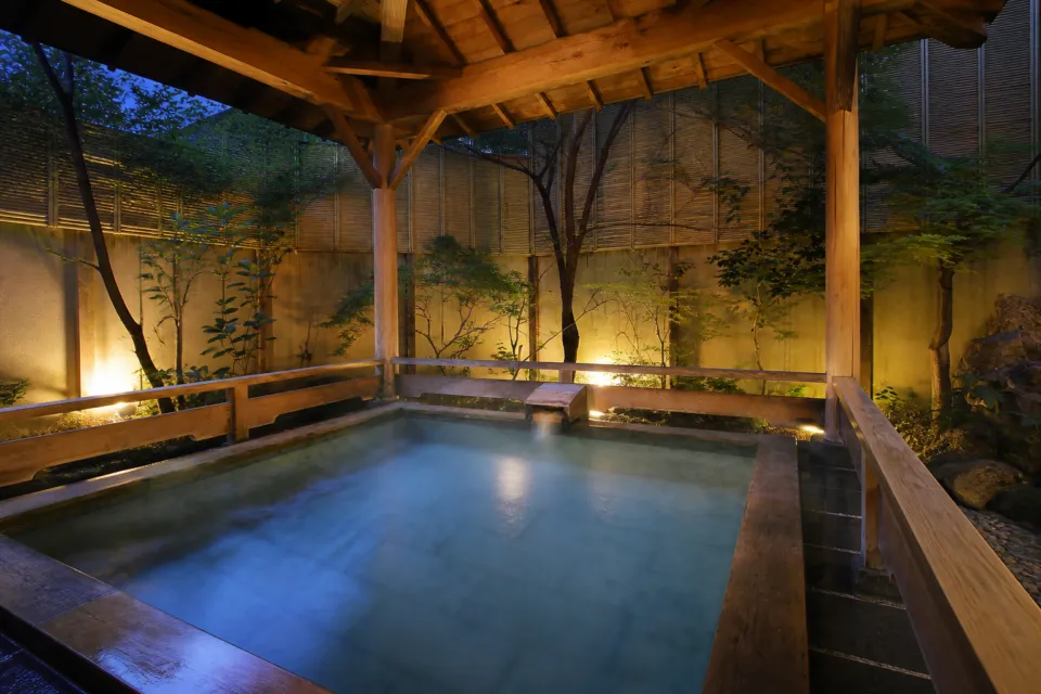 たちばなやの木造屋根に包まれた露天風呂