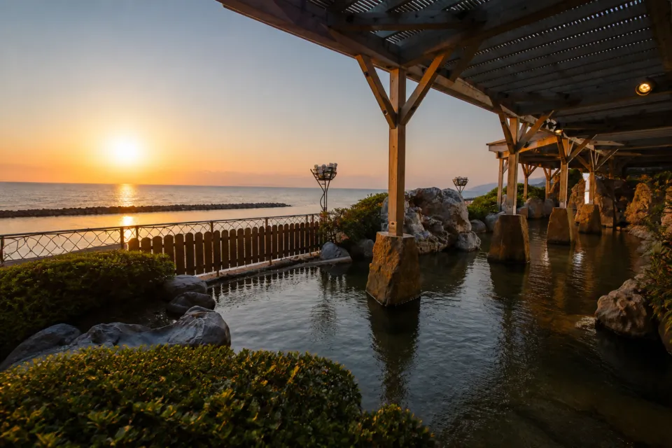大観荘せなみの湯の夕日を望む露天風呂