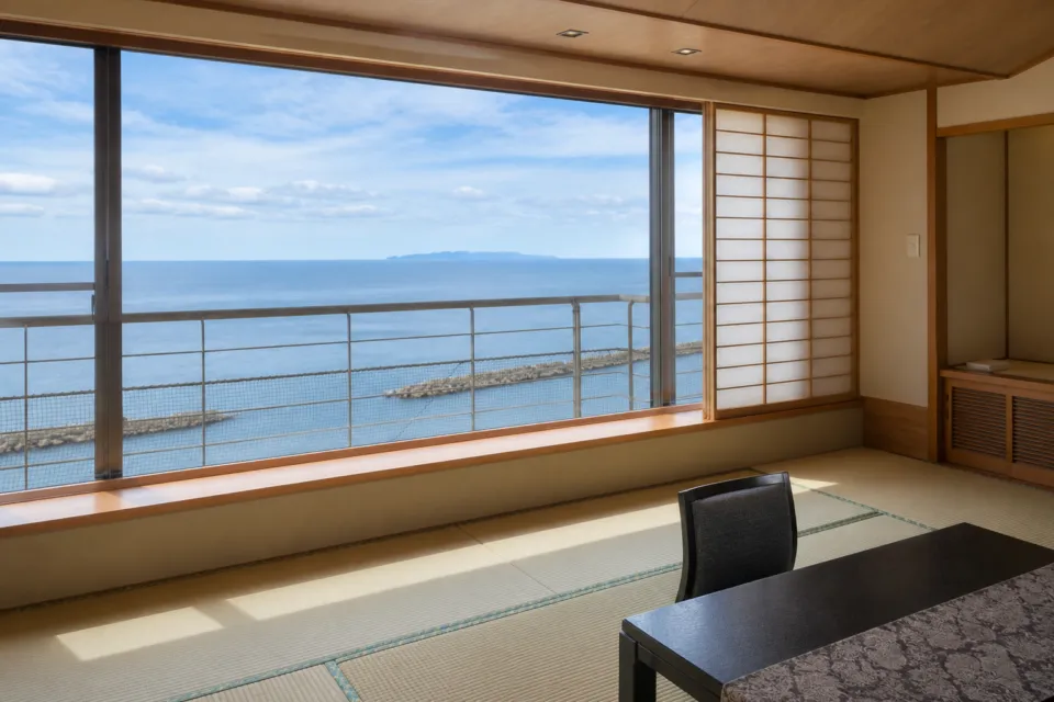 大観荘せなみの湯のそよ風館一般客室から望む日本海